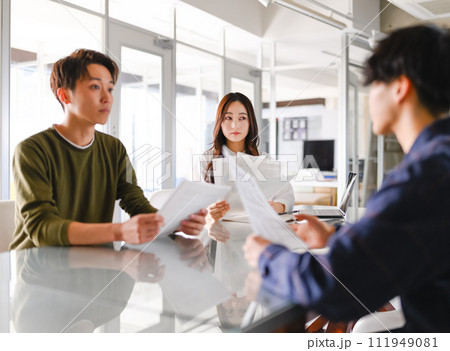 ビジネスのポートレートのイメージカット 111949081