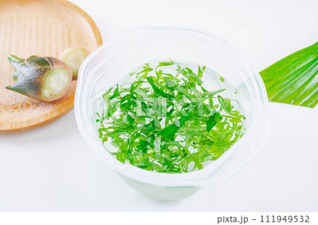 あく抜きする青じそ 111949532