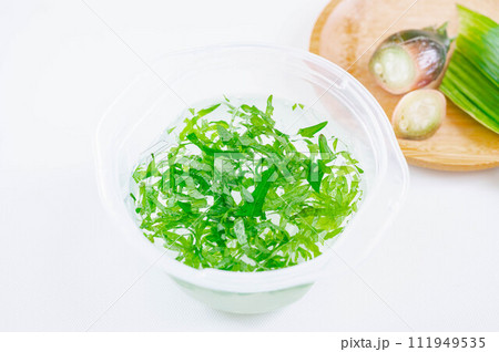 水にさらした細切り青じそ 111949535
