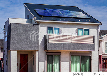 エコ住宅と青空 111949735