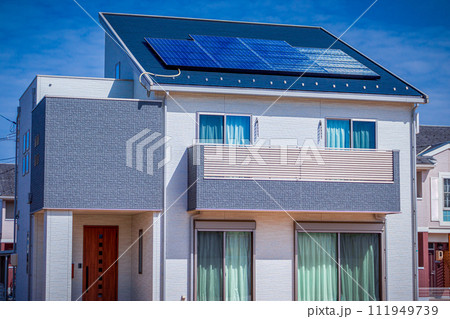 エコ住宅と青空 111949739