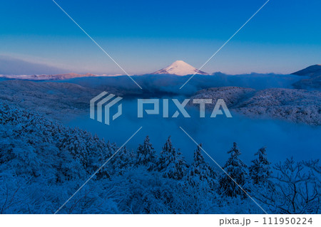 （神奈川県）降雪と雲海に包まれた箱根大観山から望む富士山 111950224