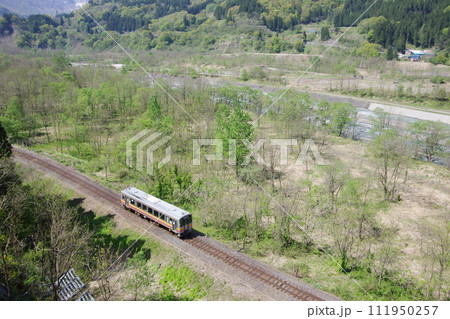 大糸線 北小谷付近の姫川沿いを行くキハ120単行 大糸線 北小谷付近の姫川沿いを行くキハ120単行 111950257