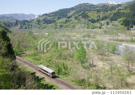 大糸線 北小谷付近の姫川沿いを行くキハ120単行 大糸線 北小谷付近の姫川沿いを行くキハ120単行 111950261