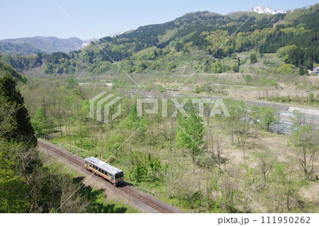 大糸線 北小谷付近の姫川沿いを行くキハ120単行 大糸線 北小谷付近の姫川沿いを行くキハ120単行 111950262