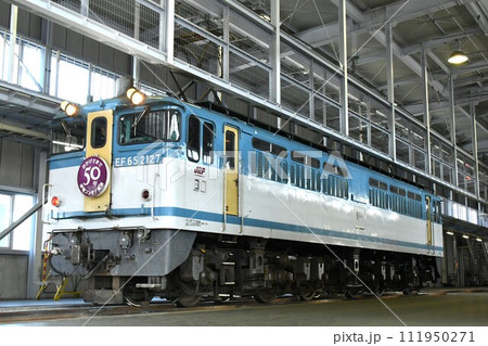 車両基地に停車するEF65形電気機関車(EF65形2127号機) 車両基地に停車するEF65形電気機関車(EF65形2127号機) 111950271