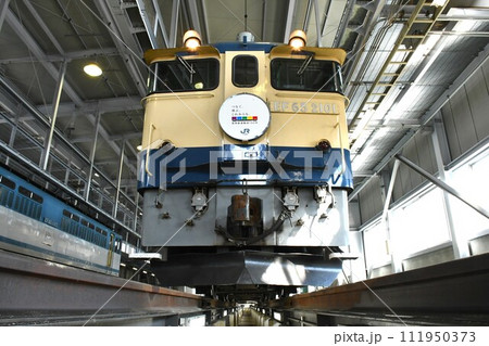 車両基地に停車するEF65形電気機関車2101号機 車両基地に停車するEF65形電気機関車2101号機 111950373