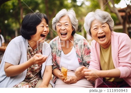 笑顔のシニア男女 111950943