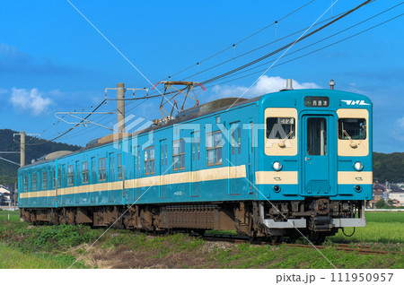 筑肥線を走る103系1500番台(復活国鉄色) 111950957