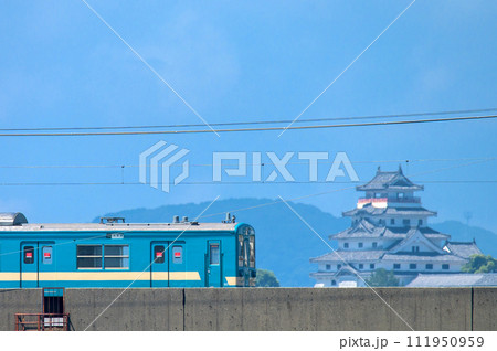 唐津城と103系1500番台(復活国鉄色) 111950959