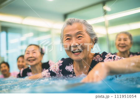 プールで運動しているシニア女性 プールで運動しているシニア女性 111951054
