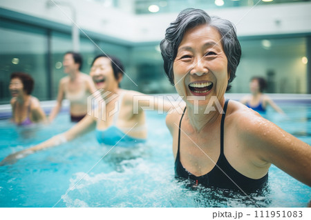 プールで運動しているシニア女性 111951083
