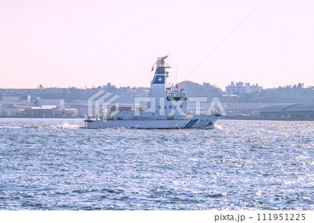 日本の横浜都市景観 海上災害やコンビナート火災に対応する海上保安庁の消防船「ひりゆう」などを望む 111951225