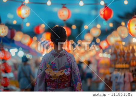 浴衣姿で夏祭りを楽しむ日本人女性 111951305