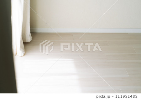 白い部屋の窓辺 白い部屋の窓辺 111951485