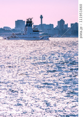 日本の横浜都市景観 海上災害やコンビナート火災に対応する海上保安庁の消防船「ひりゆう」などを望む 111951660