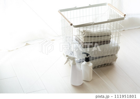 かごに入った洗濯物 111951801