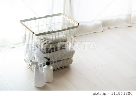 かごに入った洗濯物 111951806