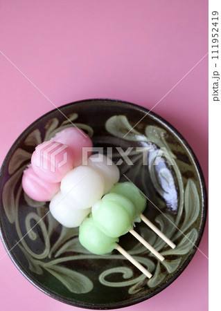 やちむんに乗せた三色の串団子 花見イメージ やちむんに乗せた三色の串団子 花見イメージ 111952419