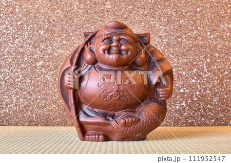 七福神の恵比寿天の置物 111952547