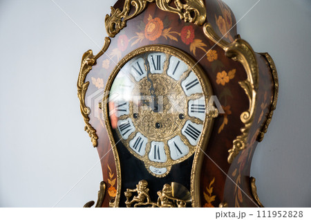 白い壁とアンティークな装飾時計 白い壁とアンティークな装飾時計 111952828