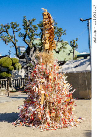 大阪府吹田市西の庄町の泉殿宮　どんと焼きの古札（破魔矢、絵馬） 111953317