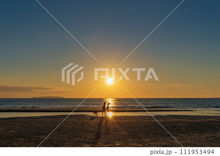 海辺を歩く子供のシルエット 111953494