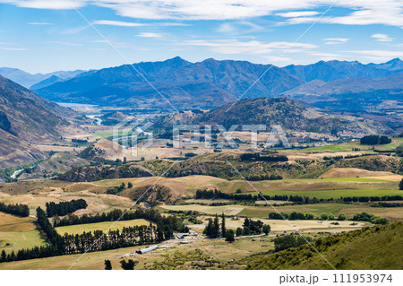ニュージーランドのクラウン・レンジ・ロード（クイーンズタウン全景） 111953974