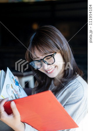 本を読む女性 111954104