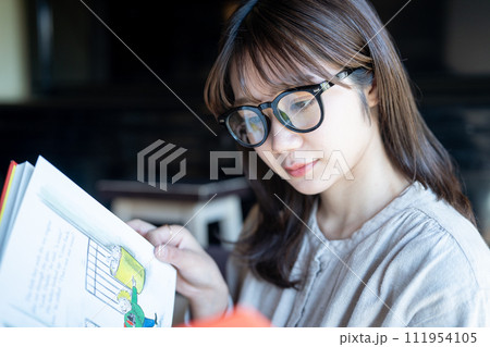 本を読む女性 本を読む女性 111954105