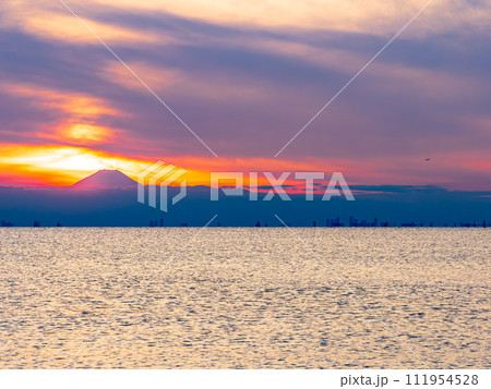 千葉稲毛海岸から見た夕焼けの空とダイヤモンド富士 千葉稲毛海岸から見た夕焼けの空とダイヤモンド富士 111954528