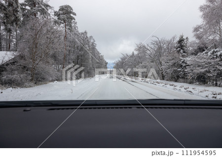 雪道を走っている自動車からの眺め 雪道を走っている自動車からの眺め 111954595