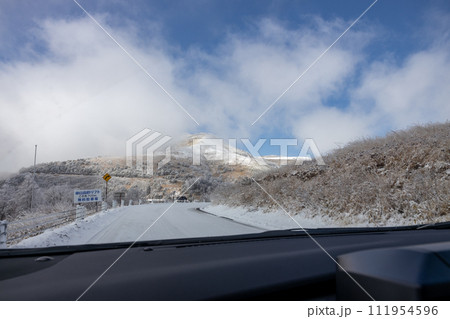 雪道を走っている自動車からの眺め 雪道を走っている自動車からの眺め 111954596