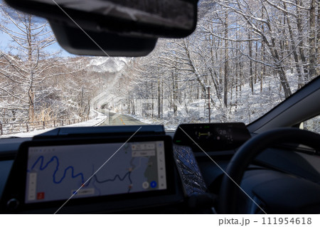 雪道を走っている自動車からの眺め 雪道を走っている自動車からの眺め 111954618