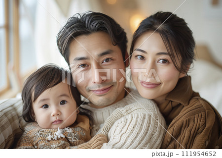 赤ちゃんのいる年の差夫婦のポートレート　カメラ目線 111954652