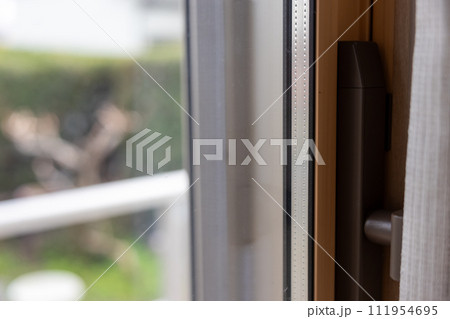 二重サッシの窓と取っ手 二重サッシの窓と取っ手 111954695
