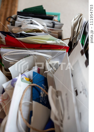 ため込んだ紙袋 111954703