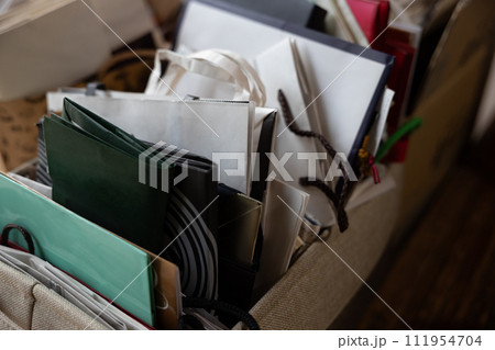 ため込んだ紙袋 111954704