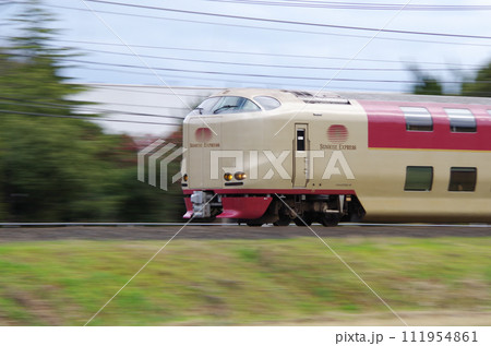 山陰本線の直線区間を高速で駆け抜ける寝台特急サンライズ出雲号 山陰本線の直線区間を高速で駆け抜ける寝台特急サンライズ出雲号 111954861