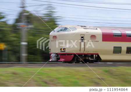 山陰本線の直線区間を高速で駆け抜ける寝台特急サンライズ出雲号 111954864