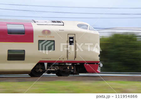 山陰本線の直線区間を高速で駆け抜ける寝台特急サンライズ出雲号 山陰本線の直線区間を高速で駆け抜ける寝台特急サンライズ出雲号 111954866
