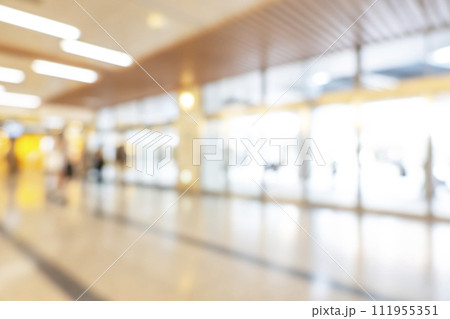 繁華街の背景ぼかし 111955351