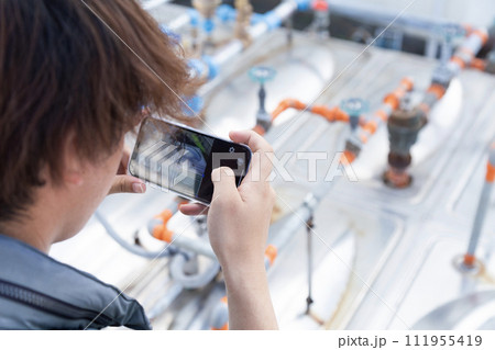 現場写真を撮る現場監督 111955419