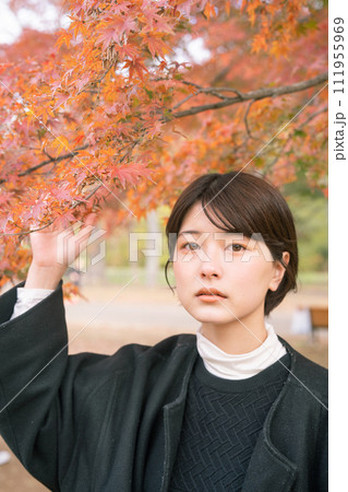 紅葉と女性 紅葉と女性 111955969