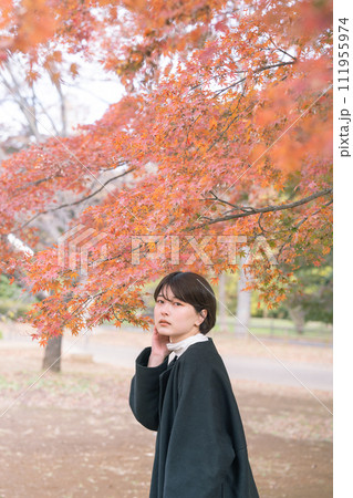 紅葉と女性 111955974