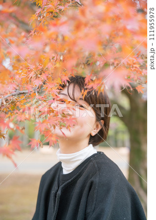 紅葉と女性 紅葉と女性 111955978