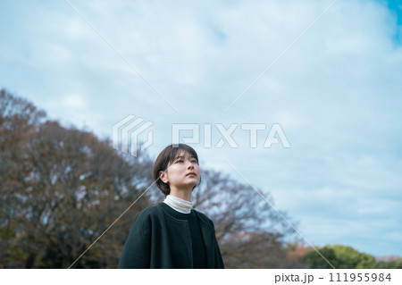 青空と女性 111955984