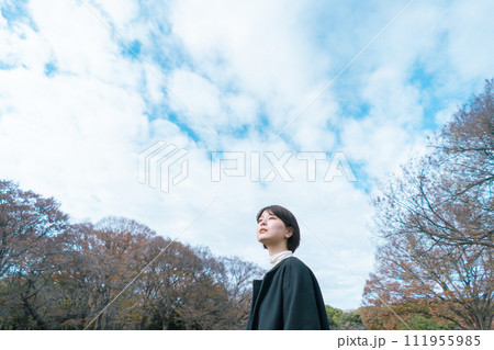青空と女性 111955985