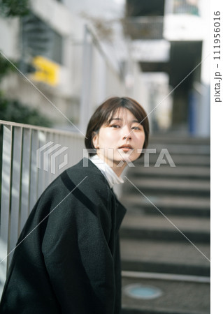 街を歩く女性 111956016