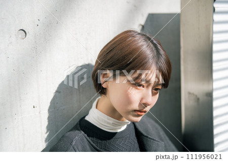 街を歩く女性 街を歩く女性 111956021